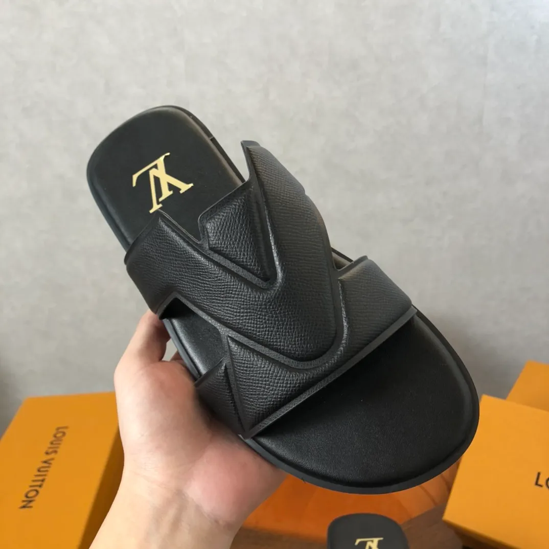 Factory price: 270💰LV counters are selling new brand luxury men's slippers, casual, loose and comfortable. The must-have model in the picture above [Happy][Happy], multiple colors available Size: 38-44, customized 45